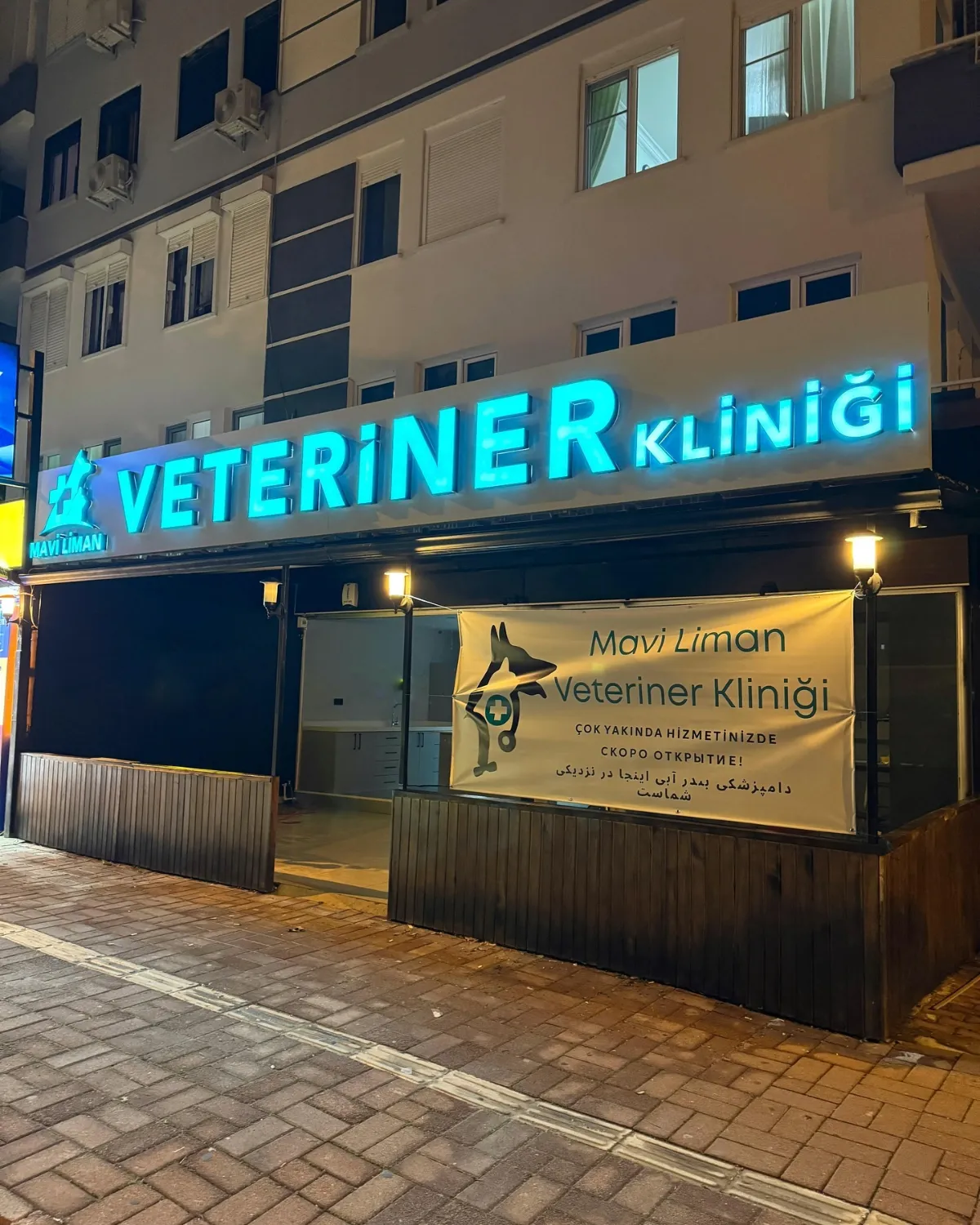 Mavi Liman Veteriner Kliniği’nin Konyaaltı Liman Mahallesi’ndeki dış cephesi ve ışıklı tabelası